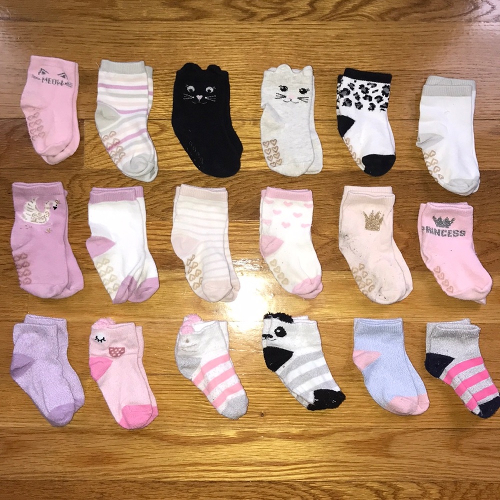 Lot of 18 pairs of baby girl socks 💕